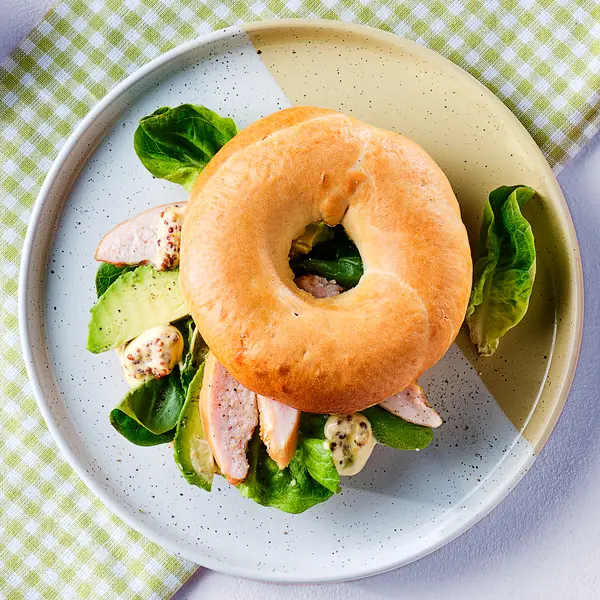 Bagels met gerookte kip en mosterdmayo