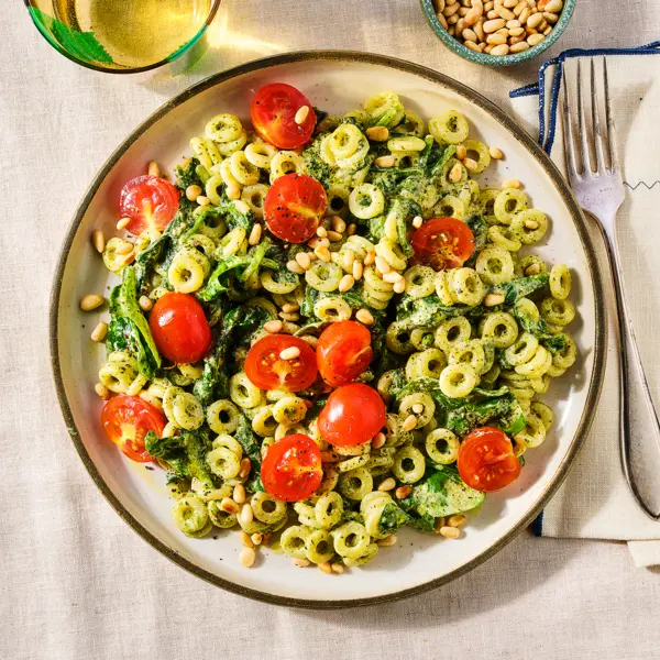 Anelli met boursin, pesto en pijnboompitten