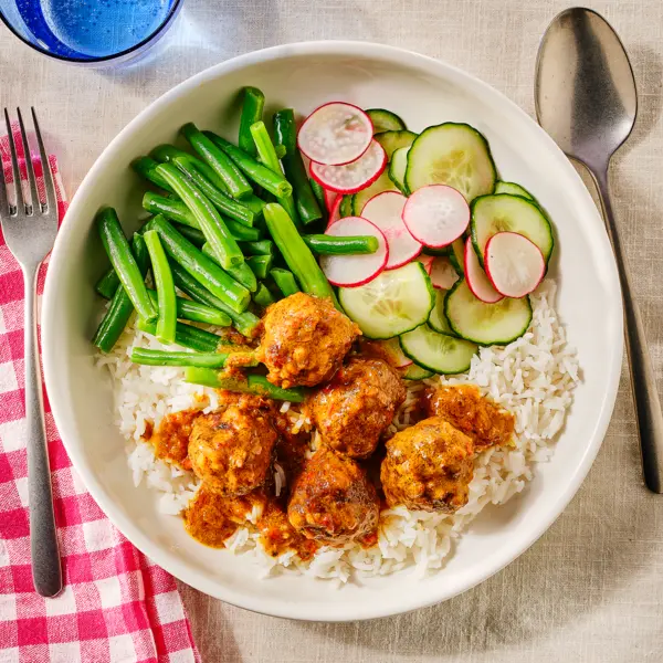 Rendang-gehaktballetjes met sperziebonen