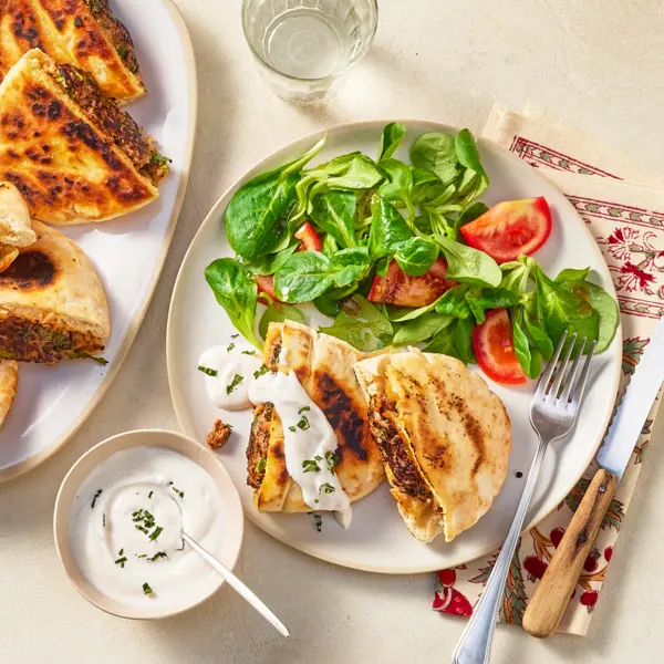 Pita-arayes met snelle salade