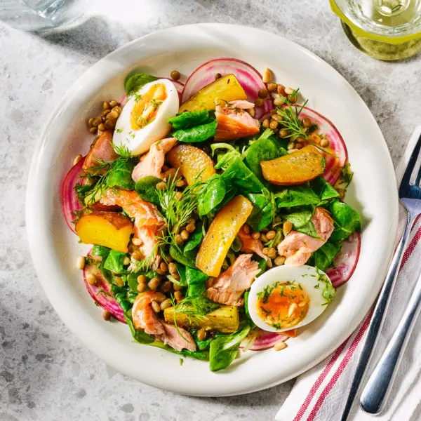 Gekleurde bietensalade met warmgerookte zalm