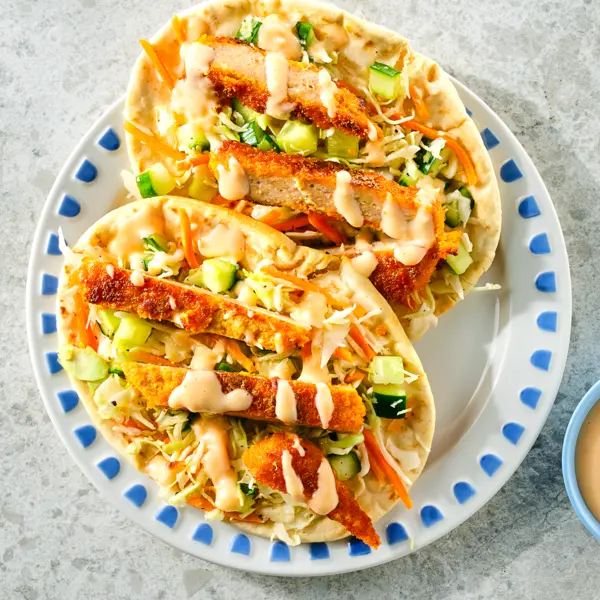 Krokante kip op flatbread met sweet chili-mayo