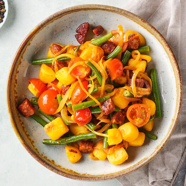 Roerbakschotel met krieltjes en chorizo