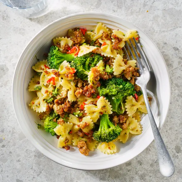 Farfalle met broccoli en braadworst