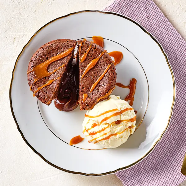 Lavacake met gezouten-karamelsaus