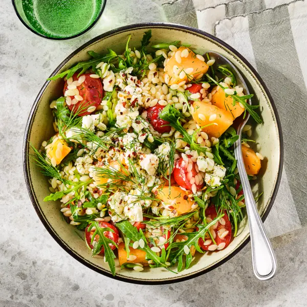Orzosalade met meloen en gemarineerde feta