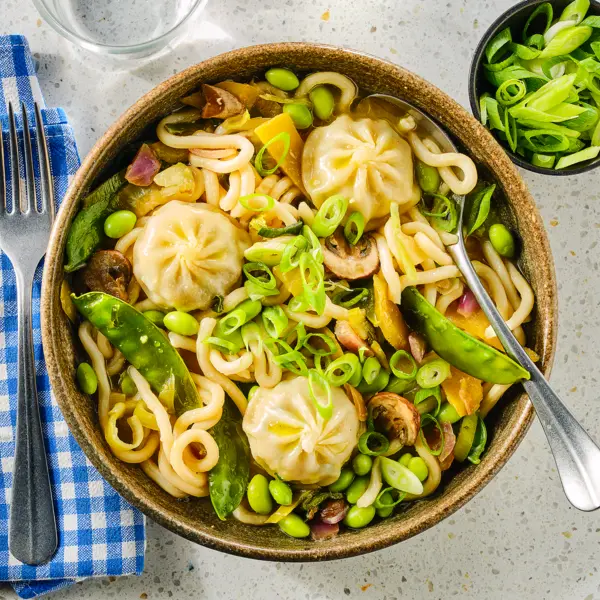 Eenpans-udonbowl met dumplings in hoisinsaus