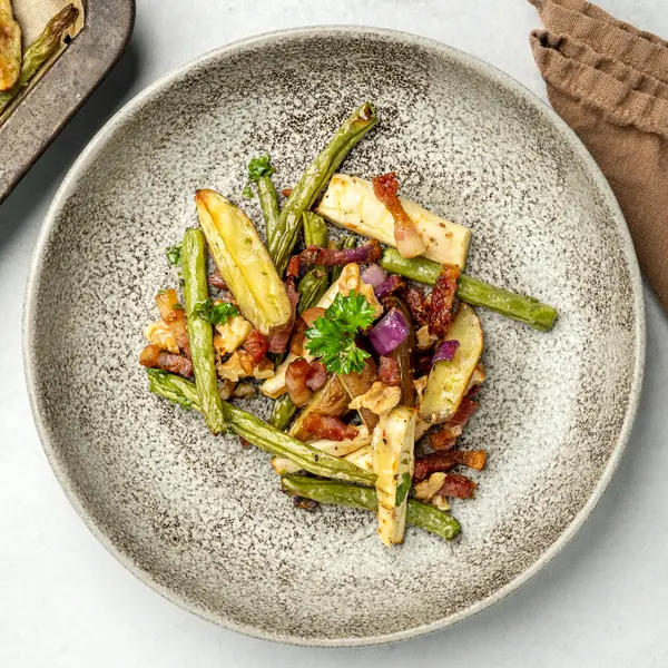 Pastinaak-traybake met spek en walnoten