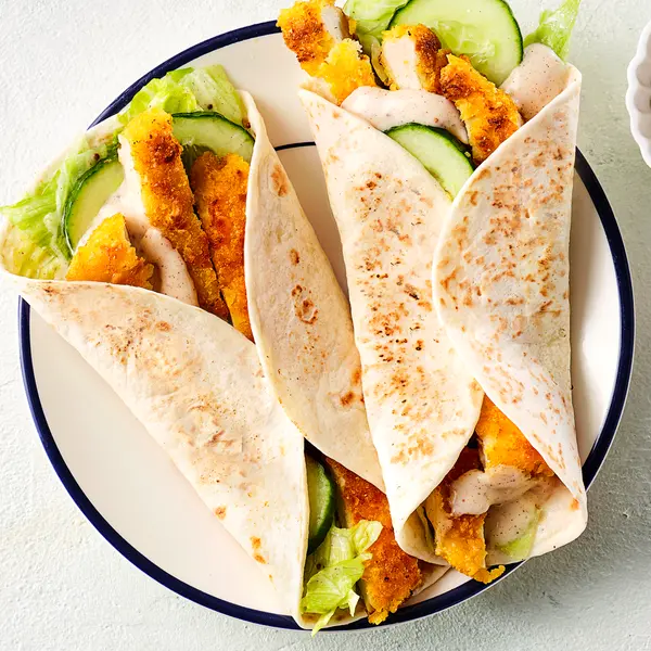 Kipschnitzelwraps met honing-mosterdsaus