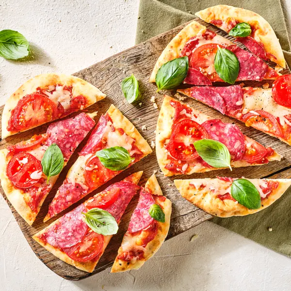 Borrel-naanpizza met salami