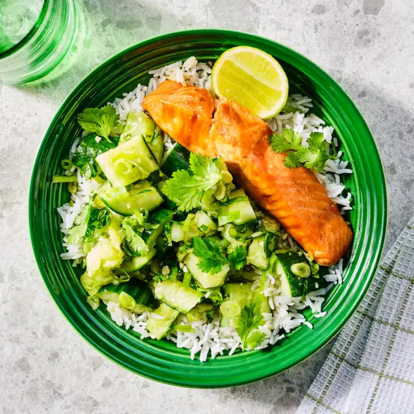 Miso-zalm met smashed komkommer en rijst