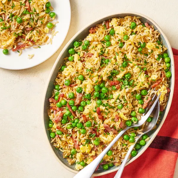 Kantonese-stijl rijst met spekjes, erwten en ei