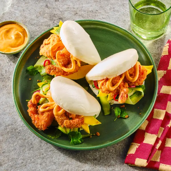 Bao buns met tempuragarnalen en mango