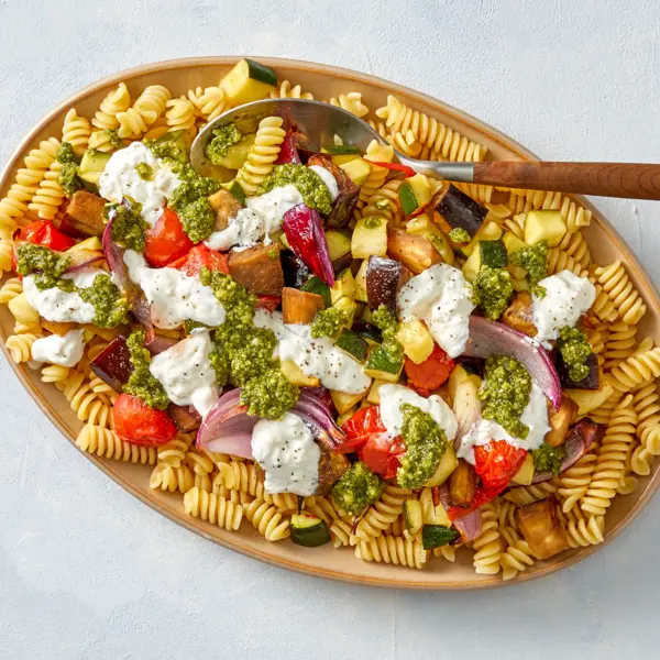 Pastasalade met geroosterde groenten en burrata