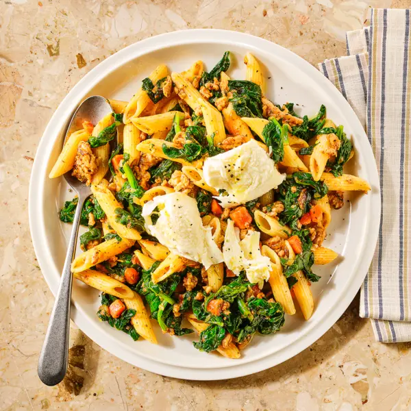Penne met kipgehakt en rode pesto