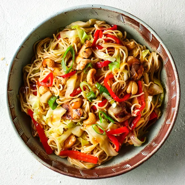 Mie met kip en cashewnoten