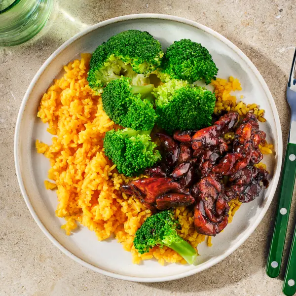 Kip-ketjap met broccoli en gele rijst