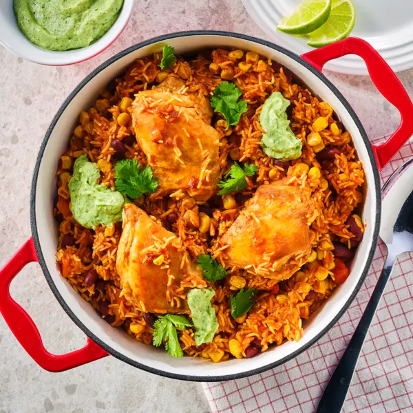Eenpans-chipotlekip met rijst en avocadosalsa