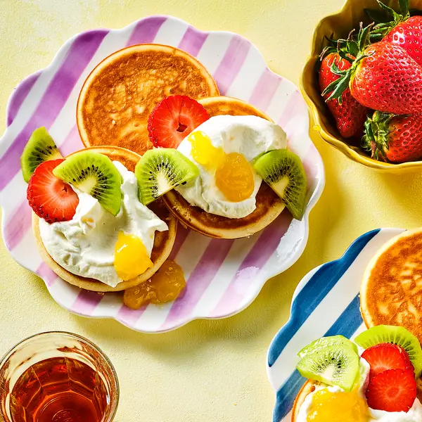 Snelle pancakes met aardbeien en lemon curd