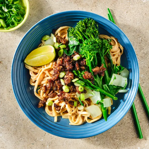 Romige sesam-udon met gehakt, paksoi en bimi