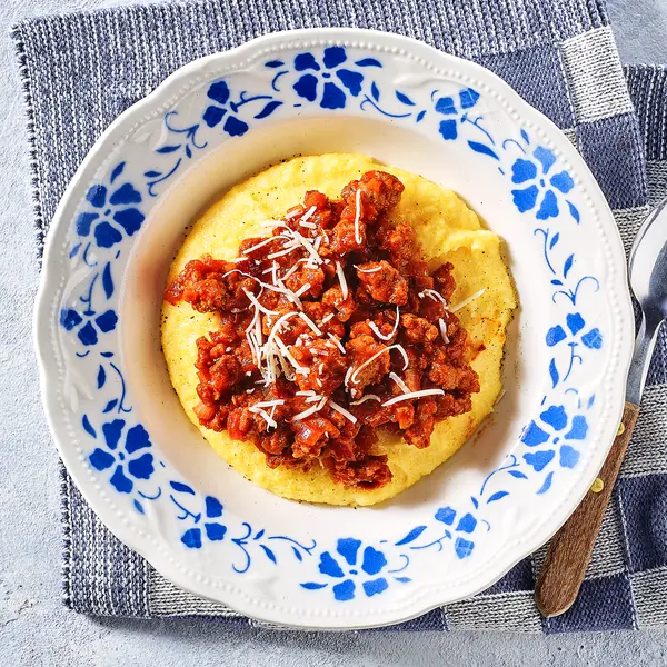 Romige polenta met venkelworst-saus