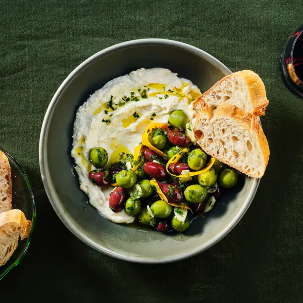 Opgeklopte feta met gemarineerde olijven