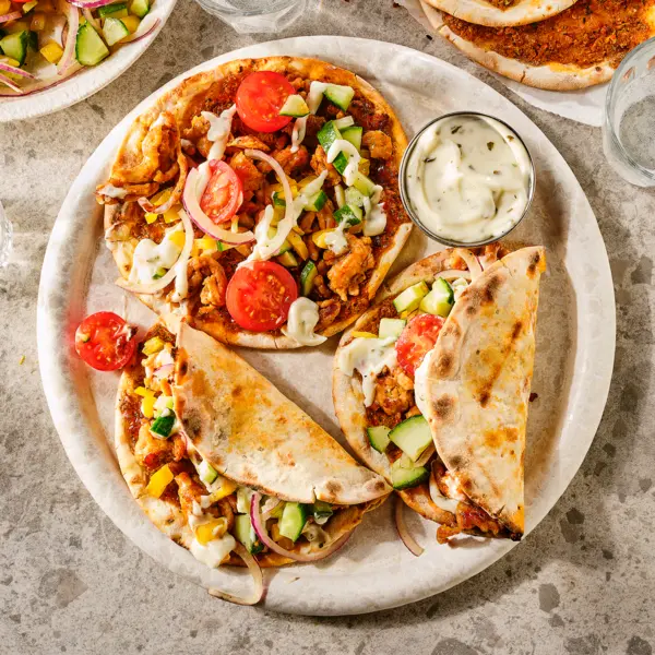 Turkse pizza met kipgehakt en salade