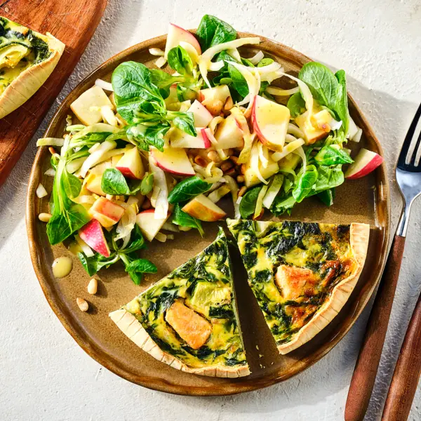 Zalm-spinaziequiche met frisse salade