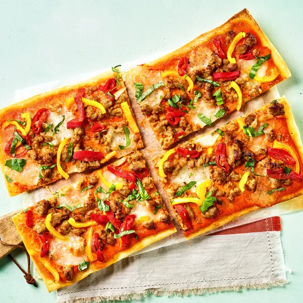 Pizza met worst en gegrilde paprika