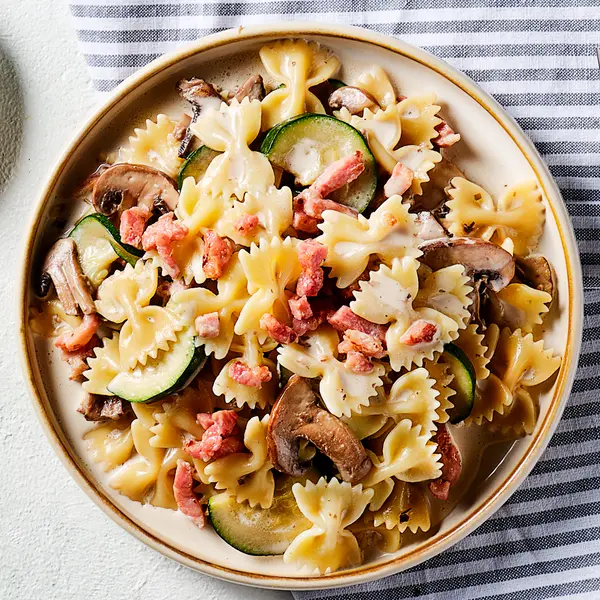 Farfalle met paddenstoelen en spekjes