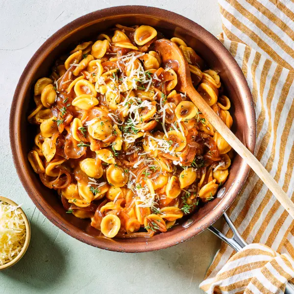 Eenpans gekaramelliseerde uienpasta