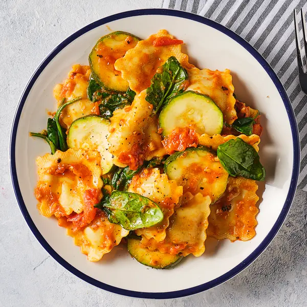 Ravioli met rode pesto en spinazie
