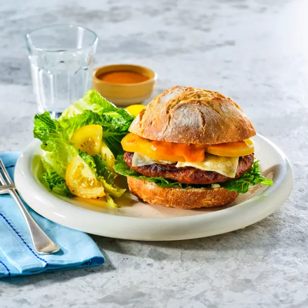 Spaanse stijl smashburger met patatas bravassaus