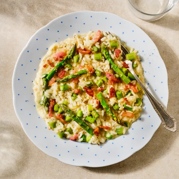 Carbonara-stijl risotto met groene asperges