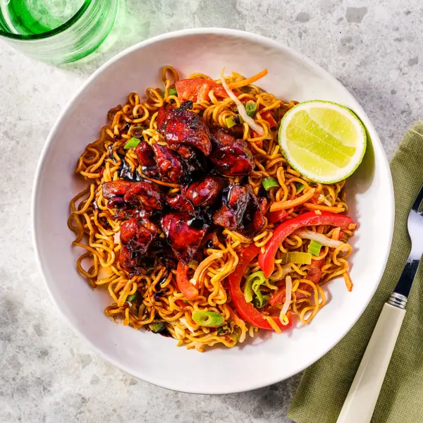 Pindanoedels met ketjap-kip