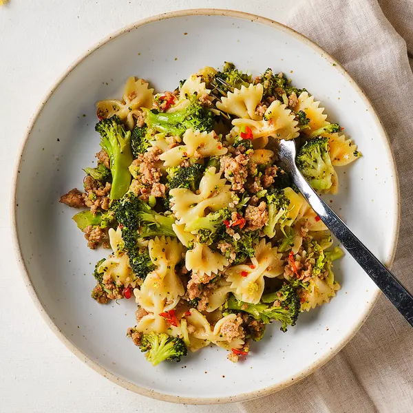 Farfalle met broccoli en braadworst