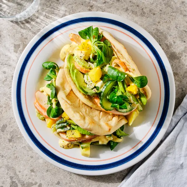 Flatbread met gerookte kip en kerriemayo