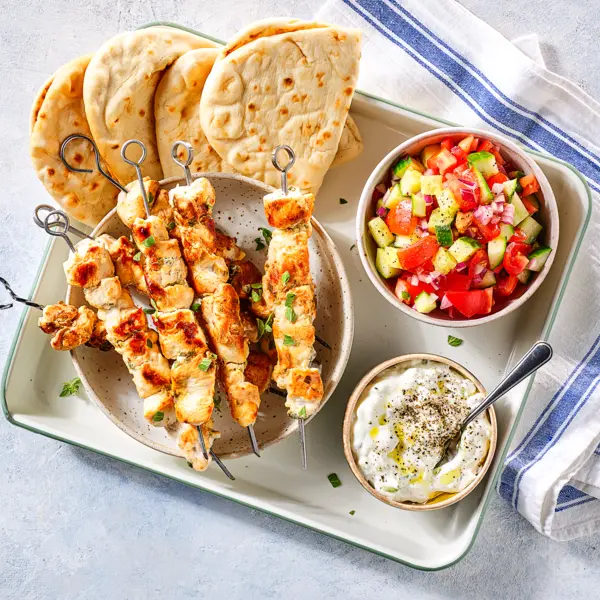 Kipsouvlaki met flatbread en tzatziki