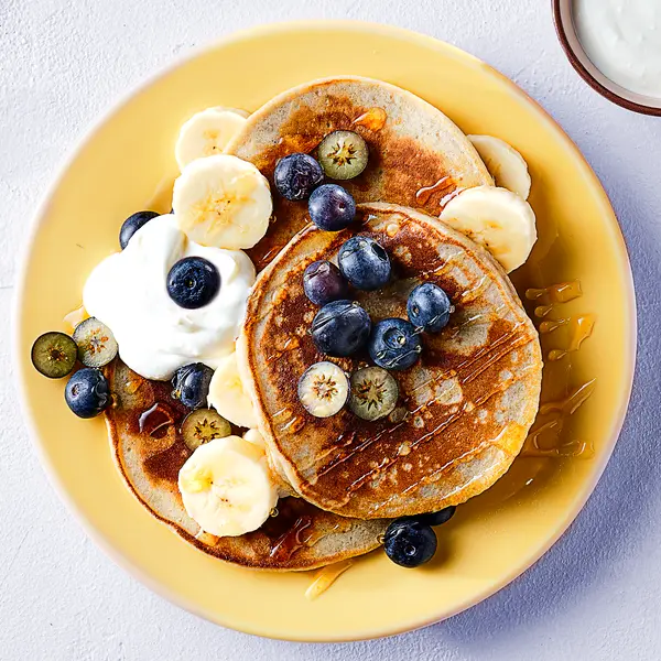 Pannenkoekjes met banaan en blauwe bes