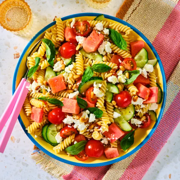 Pastasalade met watermeloen en feta