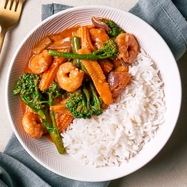 Rode curry met garnalen, bimi en babymaïs