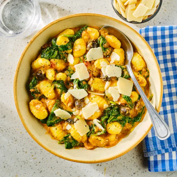 Eenpansgnocchi met pastasaus van rozemarijnworst