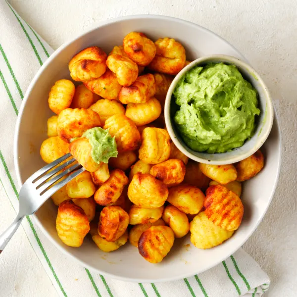 Knapperige gnocchi uit de airfryer met avocadodip