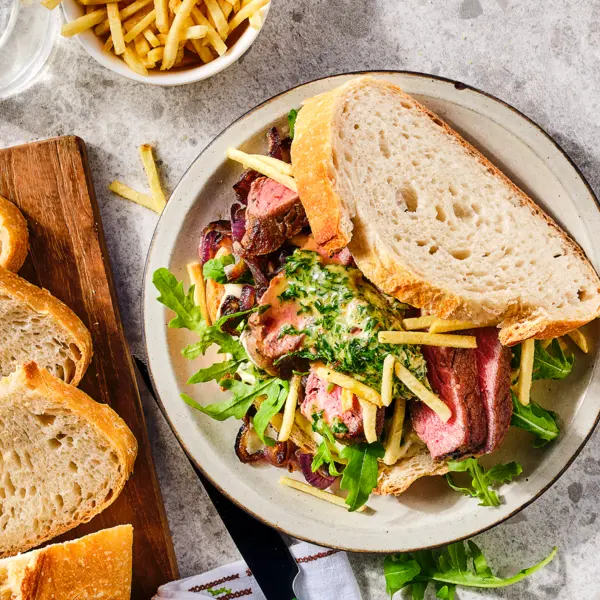 Steak sandwich met zelfgemaakte kruidenboter