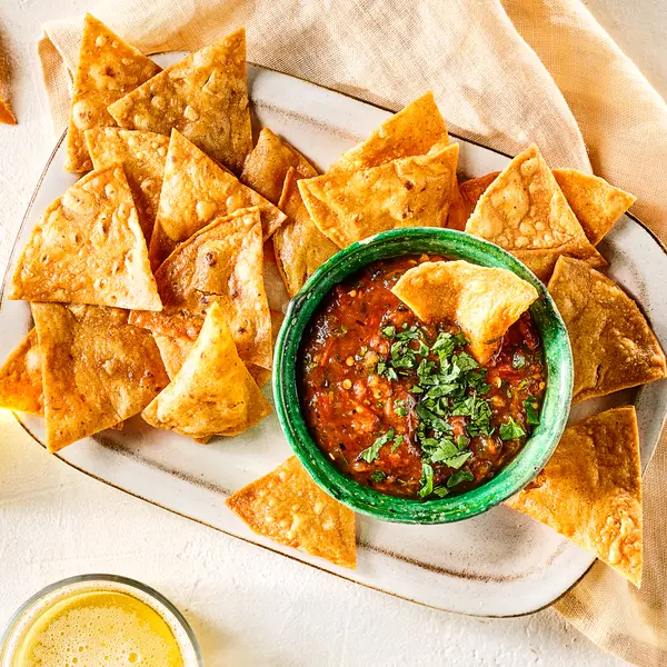 Tortillachips met salsa roja