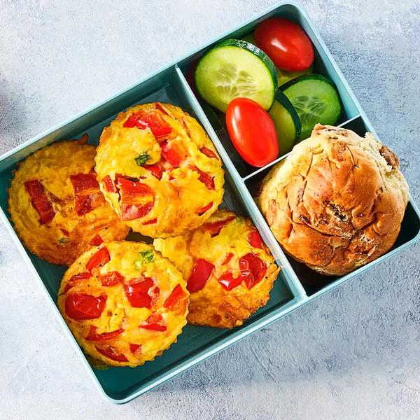 Omelet-muffins met groenten en kaas