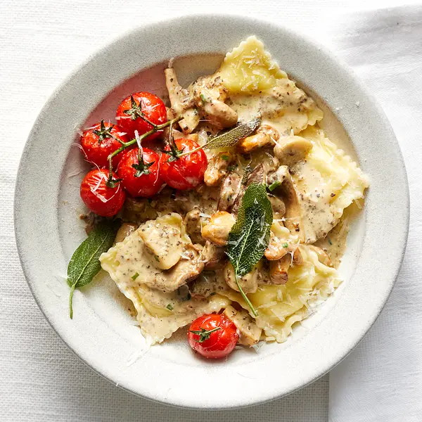 Verse ravioli met bospaddenstoelensaus en truffel