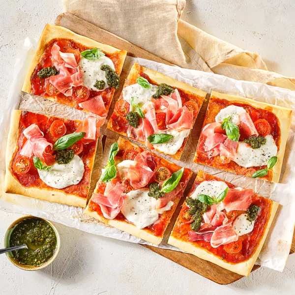 Italiaanse plaatpizza met prosciutto