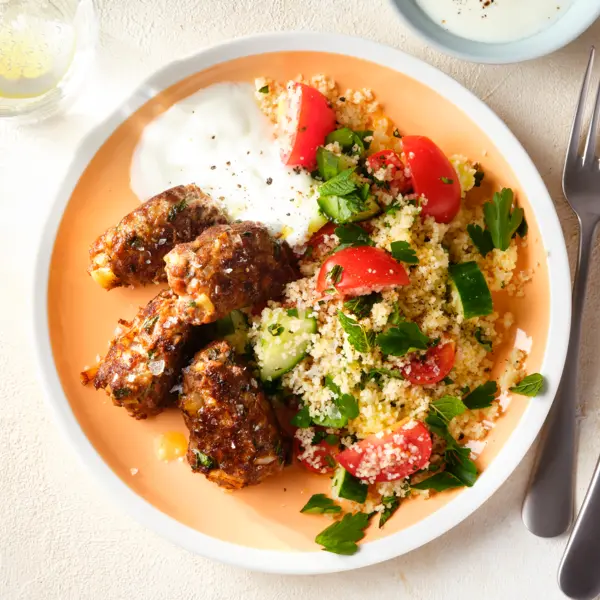 Turkse köfte met couscoussalade