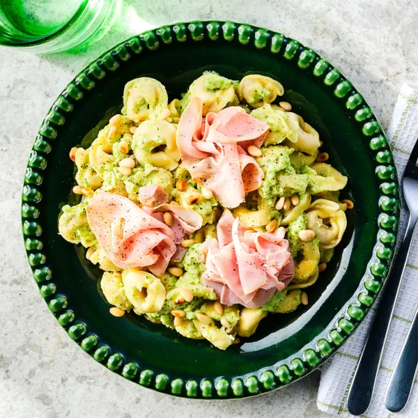 Tortellini met ham in broccolisaus